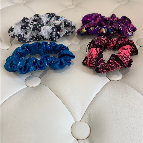 4 dazzling scrunchies - Picture 2 of 2